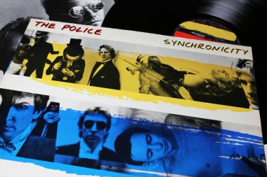 Viersen, Almanya - 9 Ocak. 2024: İngiliz grubu The Police 'in 1983' ten kalma vinil albüm kapağı Synchronicity