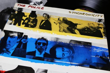 Viersen, Almanya - 9 Ocak. 2024: İngiliz grubu The Police 'in 1983' ten kalma vinil albüm kapağı Synchronicity
