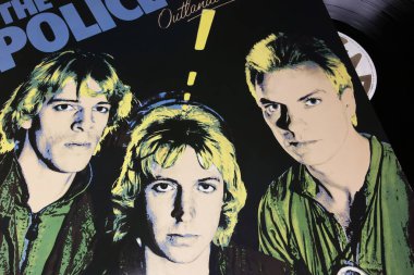 Viersen, Almanya - 9 Ocak. 2024: İngiliz grubu The Police vinil albüm kapağı Outlandos d 'Amour' un 1978 'deki kapağı (merkeze odaklan)