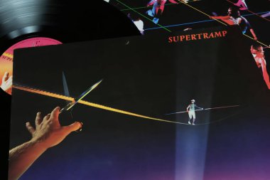 Viersen, Almanya - 9 Ocak. 2024: Supertramp grubunun kapanışı Vinil albüm kapağı 1982 'den ünlü son sözler