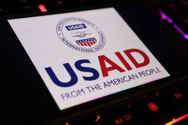 Viersen, Almanya - 9 Ocak. 2024: USAID hükümet kurumunun bilgisayar klavyesinde logo harfli akıllı telefon ekranı