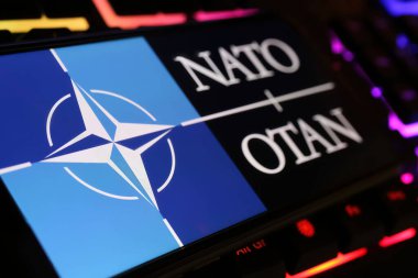 Viersen, Almanya - 9 Ocak. 2024: Bilgisayar klavyesinde NATO OTAN logosu bulunan akıllı telefon ekranı