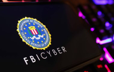 Viersen, Almanya - 9 Ocak. 2024: Bilgisayar klavyesinde FBI Siberinin logosu olan akıllı telefon ekranı