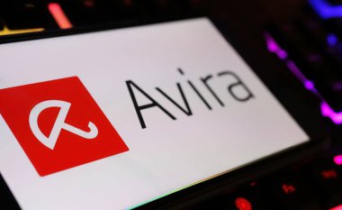Viersen, Almanya - 9 Ocak. 2024: Antivirüs internet güvenlik yazılımı Avira ile bilgisayar klavyesinde akıllı telefon ekranı