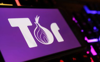 Viersen, Almanya - 9 Ocak. 2024: Bilgisayar klavyesinde Tor soğan darknet tarayıcısının logo harfli akıllı telefon ekranı