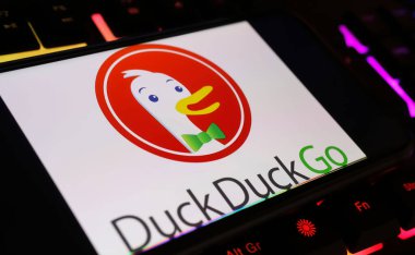Viersen, Almanya - 9 Ocak. 2024: Ördek ördeği ile akıllı telefon ekranı bilgisayar klavyesinde anonim darknet arama motoru