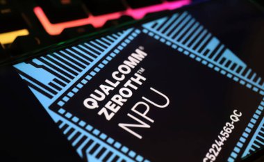 Viersen, Almanya - 1 Mart. 2024: Bilgisayar klavyesinde Qualcomm Zeroth NPU sinirsel işlemcisinin logo harfleriyle akıllı telefon ekranının kapatılması
