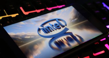 Viersen, Almanya - 1 Mart. 2024: Bilgisayar klavyesinde Intel ok gölü işlemcisinin logo harfleriyle akıllı telefon ekranının kapatılması