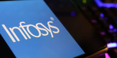 Viersen, Almanya - 1 Mart. 2024: Bilgisayar klavyesinde Infosys logosu bulunan akıllı telefon ekranının kapatılması