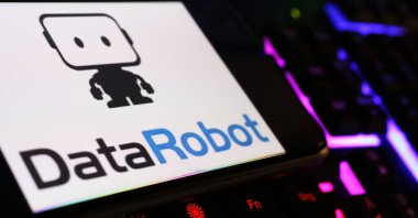 Viersen, Almanya - 1 Mart. 2024: Bilgisayar klavyesinde DataRobot Yapay zeka platformunun logo harfleriyle akıllı telefon ekranının kapatılması