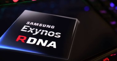 Viersen, Almanya - 1 Mart. 2024: Bilgisayar klavyesinde Samsung Exynos işlemci çipinin logo harfleriyle akıllı telefon ekranının kapatılması