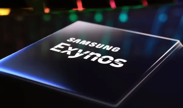 Viersen, Almanya - 1 Mart. 2024: Bilgisayar klavyesinde Samsung Exynos işlemci çipinin logo harfleriyle akıllı telefon ekranının kapatılması