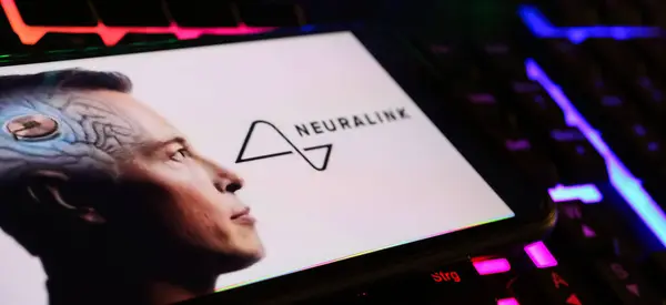 Viersen, Almanya - 1 Mart. 2024: Bilgisayar klavyesinde Nöroalink beyin bilgisayar arayüzünün logo harfleriyle akıllı telefon ekranının kapatılması