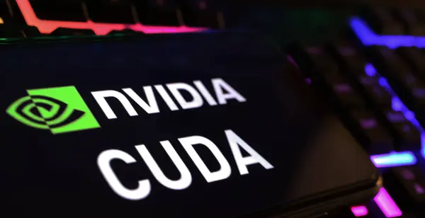 Viersen, Almanya - 1 Mart. 2024: Bilgisayar klavyesinde Nvidia Cuda logosu olan akıllı telefon ekranının kapatılması