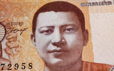 Kral Peder Norodom Sihanouk Kamboçya 'da genç bir keşiş olarak 100 Riel para birimi banknotu (merkeze odaklan)