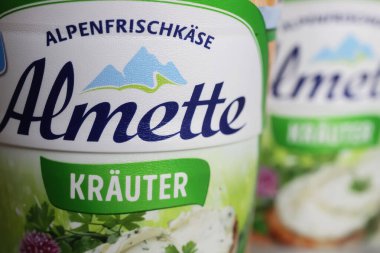 Viersen, Almanya - 9 Mart. 2024: Almette 'nin kapatılması bitkisel peynir logosu
