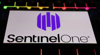 Viersen, Almanya - 9 Mart. 2024: Bilgisayar klavyesindeki akıllı telefonun Sentinel One siber ölçeklendirme yazılım şirketinin logosuyla kapatılması