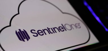 Viersen, Almanya - 9 Mart. 2024: Bilgisayar klavyesindeki akıllı telefonun Sentinel One siber ölçeklendirme yazılım şirketi bulut logosu ile kapatılması