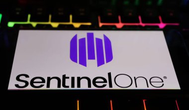 Viersen, Almanya - 9 Mart. 2024: Bilgisayar klavyesindeki akıllı telefonun Sentinel One siber ölçeklendirme yazılım şirketinin logosuyla kapatılması