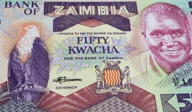 Zambiya 5 Kwacha para birimi banknotu ile kartal ve eski başkan Kenneth Kaunda (merkeze odaklan)