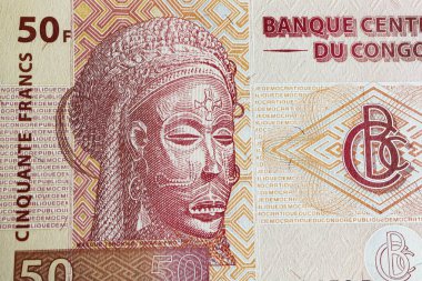 Afrika Chokwe kabilesinden kadın Pwevo, Mwana Pwo ritüel maskesi Kongo 50 franklık banknota (merkeze odaklan)