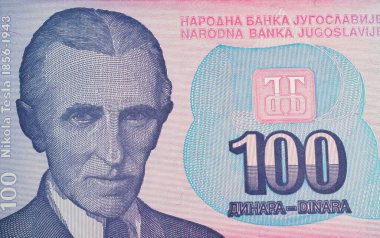 Sırp mucit Nikola Tesla 'nın Yugoslavya' daki portresi 100 Dinara para birimi anıtı banknotu (merkeze odaklan)
