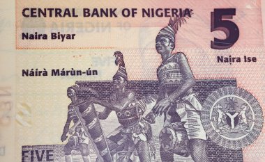 Nijerya 5 Naira para birimi banknotu bateristleri ile Afrika kabilesi motifi (merkeze odaklan)