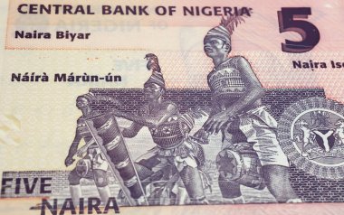 Nijerya 5 Naira para birimi banknotu bateristleri ile Afrika kabilesi motifi (merkeze odaklan)