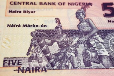Nijerya 5 Naira para birimi banknotu bateristleri ile Afrika kabilesi motifi (merkeze odaklan)