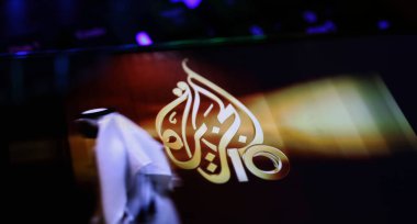 Viersen, Almanya - 1 Nisan. 2024: El Cezire Arap televizyonu logosuna sahip bilgisayar klavyesinde akıllı telefon ekranı