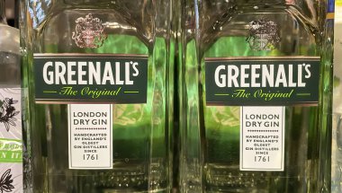 Viersen, Almanya - 3 Nisan. 2024: Alman mağazasının rafında Grenall London 'daki şişelerin kapatılması)