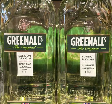 Viersen, Almanya - 3 Nisan. 2024: Alman mağazasının rafında Grenall London 'daki şişelerin kapatılması)