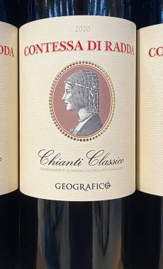 Viersen, Almanya - 3 Nisan. 2024: İtalyan Kontes di Radda Chianti 'nin Alman mağazasının rafındaki kırmızı şarap şişelerine yakın çekim)