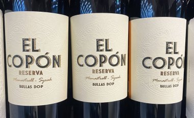 Viersen, Almanya - 3 Nisan. 2024: El Copon Monastrell Syrah rezervuarının kapatılması Bullas DOP kırmızı şarap şişeleri Alman mağazasının rafında)