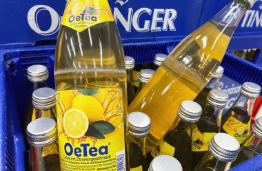 Viersen, Almanya - 3 Nisan. 2024: Alman meşrubat dükkanında (sol şişenin merkezine odaklan) Oettinger Oetea buzlu çayı)