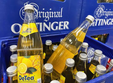 Viersen, Almanya - 3 Nisan. 2024: Alman meşrubat dükkanında (sol şişenin merkezine odaklan) Oettinger Oetea buzlu çayı)