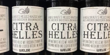 Viersen, Almanya - 3 Nisan. 2024: ibottles Welde bira fabrikası Citra Helles bira şişelerinin kapatılması.)