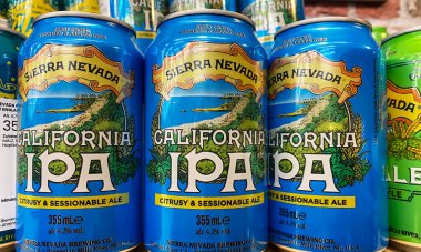 Viersen, Almanya - 3 Nisan. 2024: Sierra Nevady bira imalathanesinin kapatılması Kaliforniya Ipa bira kutuları Alman mağazasının rafında (merkeze odaklan)