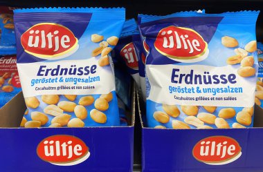 Viersen, Almanya - 3 Nisan. 2024: Alman mağazasının rafında kavrulmuş ultje fıstıklarının yakın çekimi (merkeze odaklan)