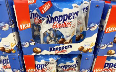 Viersen, Almanya - 3 Nisan. 2024: Knoppers Goodies paketlerinin kapatılması Alman mağazasının rafında (merkeze odaklan)