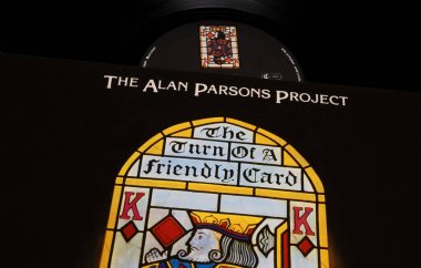 Viersen, Almanya - 3 Nisan. 2024: Alan Parsons Proje Plak Albümünün kapanışı 1980 'den kalma dost bir kartın dönüşünü kapsar (beyaz harflerin merkezine odaklan)