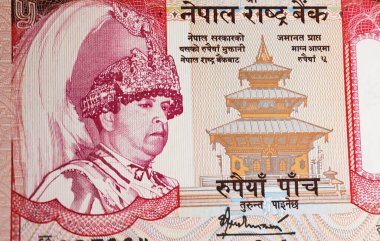 Viersen, Almanya - 9 Mart. 2024: Kral Gyanendra portresi Nepal 5 rupilik banknot üzerinde tüylü taç ile 2002 para birimi serisi (merkeze odaklan)