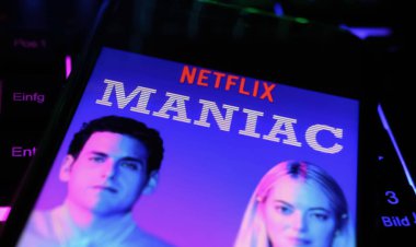 Viersen, Almanya - 3 Nisan. 2024: Netflix serisi Manyak kapak posteri bilgisayar klavyesindeki akıllı telefon ekranında