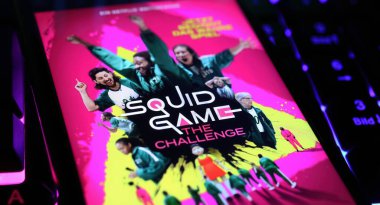 Viersen, Almanya - 3 Nisan. 2024: Netflix serisi Squid Game bilgisayar klavyesindeki akıllı telefon ekranında meydan okuma kapağı posteri