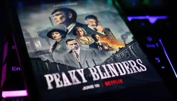 Viersen, Almanya - 3 Nisan. 2024: Netflix serisi Peaky Blinders kapak posteri bilgisayar klavyesindeki akıllı telefon ekranında