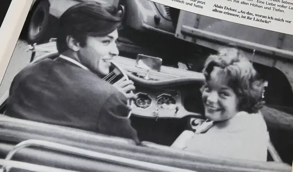 Viersen, Almanya - 9 Mart. 2024: Alman aktris Romy Schneider ve Fransız aktör Alain Delon 'un 50' li yıllarda arabada çekilmiş fotoğrafları