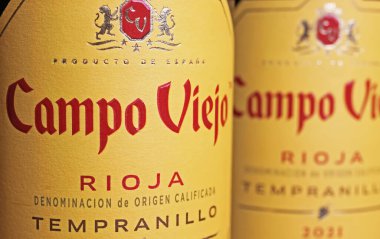 Viersen, Almanya - 9 Mayıs. 2024: İspanyol Campo Viejo Rioja Tempranillo kırmızı şarap şişesi etiketi