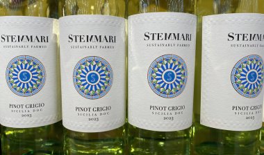 Viersen, Almanya - 9 Mayıs. 2024: Stemmari Sicilyalı Pinot Grigio beyaz şarap şişelerine yakın çekim