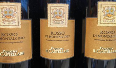 Viersen, Almanya - 9 Mayıs. 2024: İtalyan kırmızı şarap şişeleri Poggio il Castellare Rosso di Montalcino