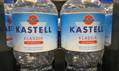 Viersen, Almanya - 9 Mayıs. 2024: Kastell mineral içme suyu içeren plastik şişelerin (sol şişenin merkezine odaklan)